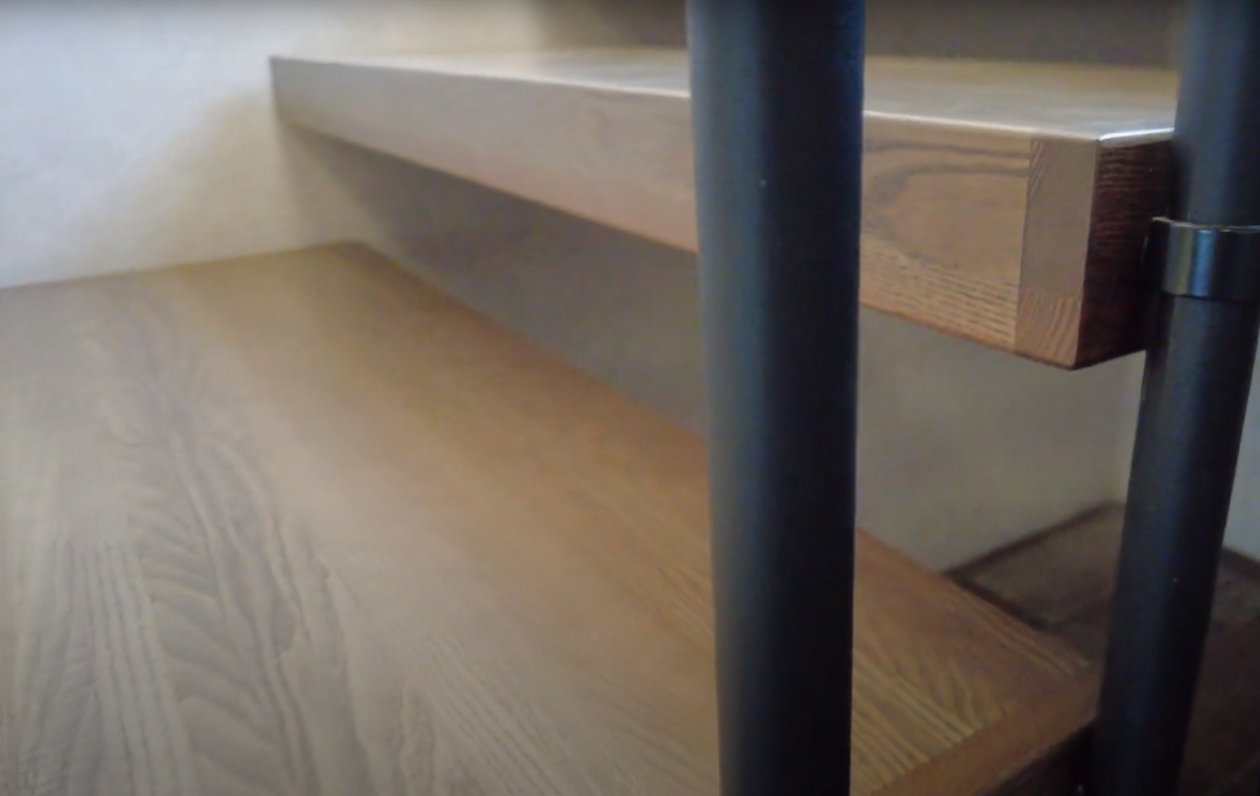 прямая деревянная лестница на второй этаж